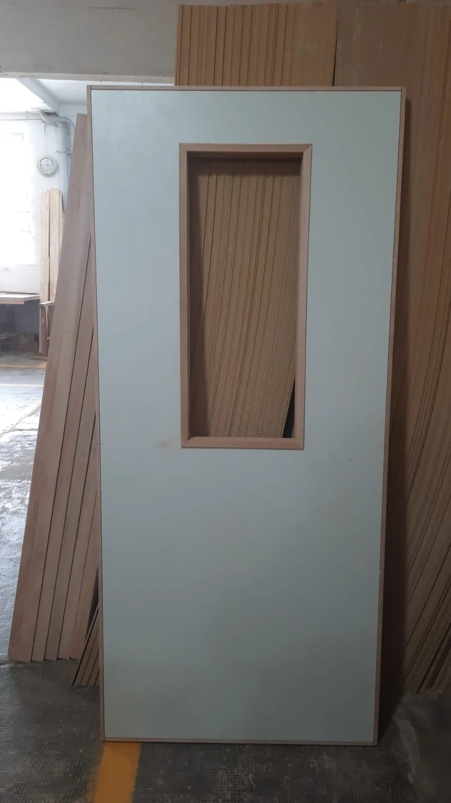 Hoja placa a medida en melamina con canto macizo de Cedro y abertura para recibir vidrio laminado