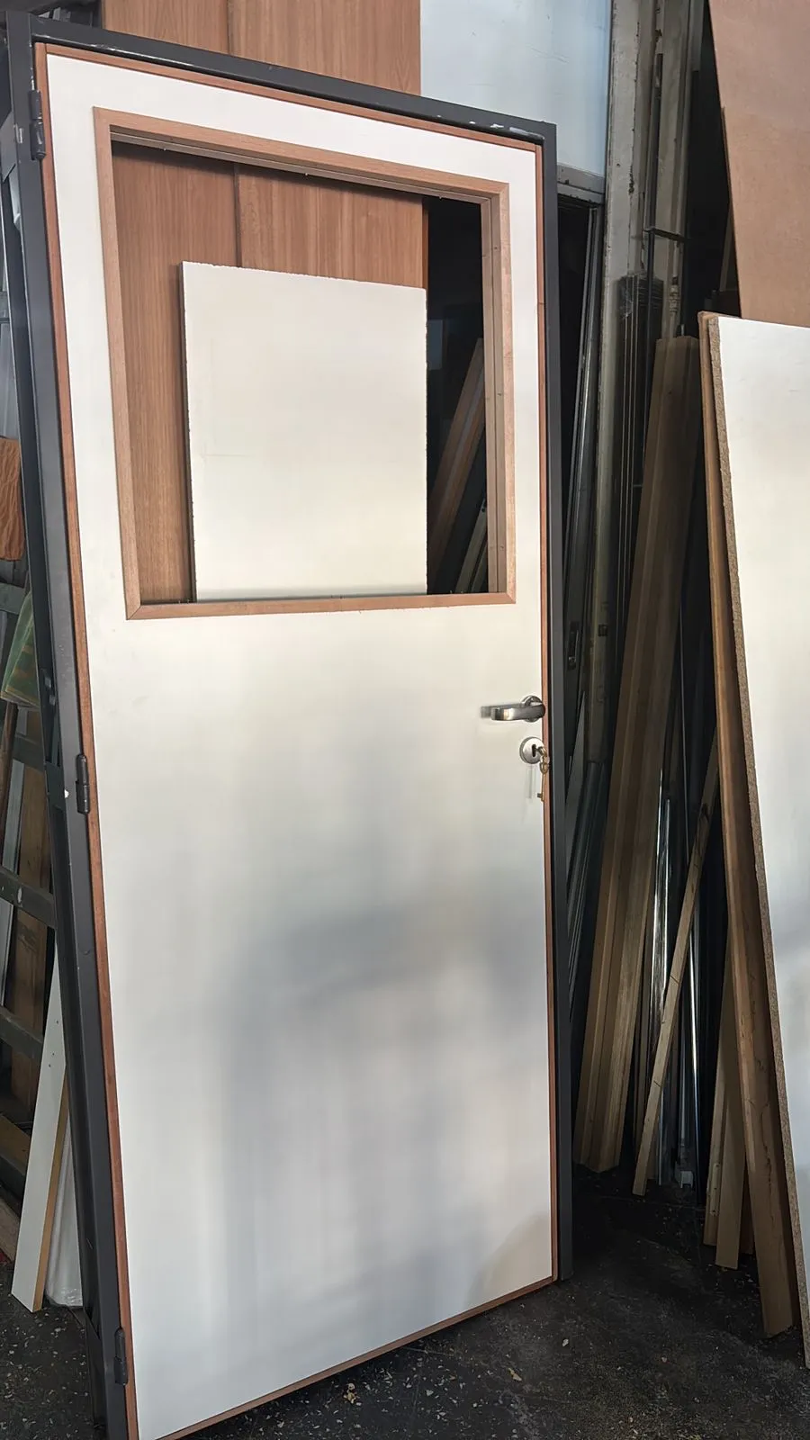 Puerta marco en chapa Bwg 16 hoja melamina con abertura para recibir vidrio laminado 3+3